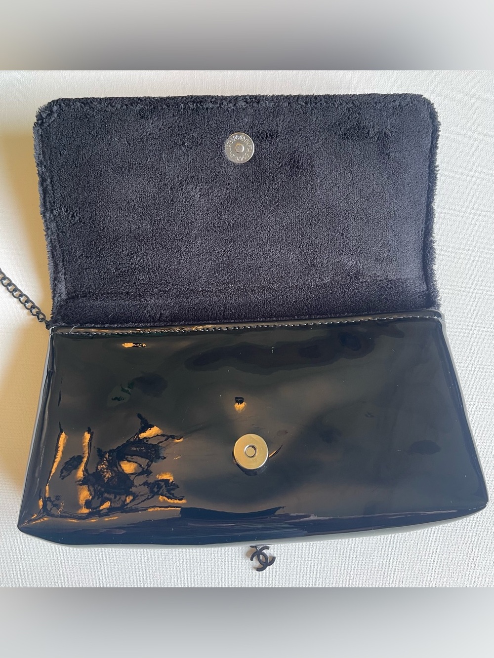 NEW CHANEL BEAUTE NOVELTY BAG BLACK FAUX PATENT LEATHER CLUTCH/WALLET ON CHAIN - Picture 12 of 17